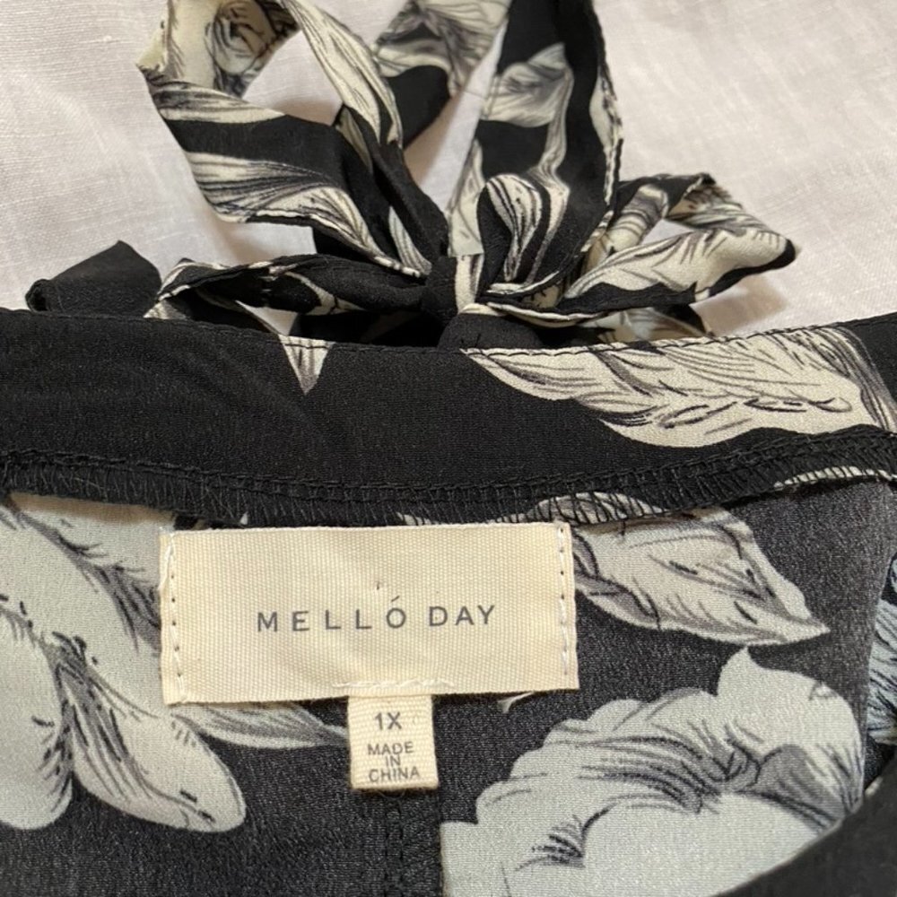 Black and white floral drawstring hem top 1X - Picture 6 of 6
